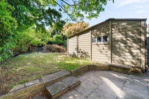 Property grounds - Welcoming Cosy Semi-Detached House  (London)