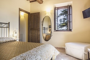 4 bedrooms, iron/ironing board, WiFi, wheelchair access