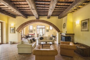 TV, fireplace - Agriturismo Tenuta il Polardo - Appartamento Piano Terra (Piegaro)