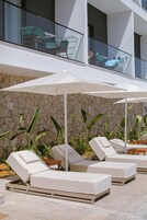 Una piscina al aire libre de temporada