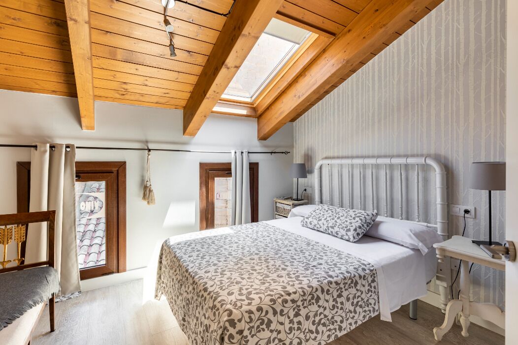 3 chambres, bureau, fer et planche à repasser, lit parapluie