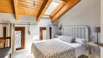 3 bedrooms, desk, iron/ironing board, travel crib