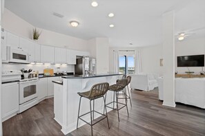 Kylskåp, mikrovågsugn, ugn och spishäll