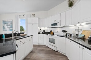 Køleskab, mikrobølgeovn, ovn, kogeplade