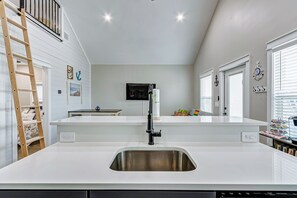 Interior - La Villa del Mar-Community Pool-2 bedroom plus loft, 2 bath sleeps 8. (Gilchrist)