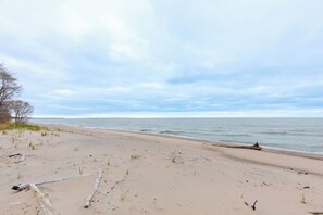 On the beach - Private Beach! Large Home on Cedar Point Chaussee (Sandusky)