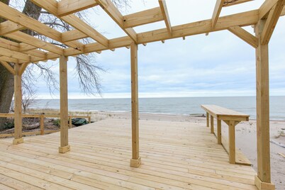 Private Beach! Large Home on Cedar Point Chaussee