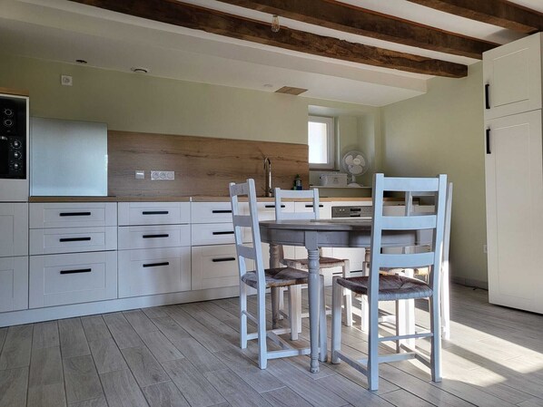 Dining - Charmante Petite Maison Située au Calme Proche de Sites Touristiques (Neuvilley)