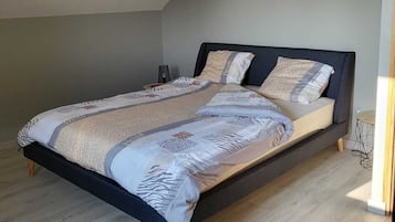 1 habitación, tabla de planchar con plancha y ropa de cama