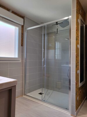 Shower, towels