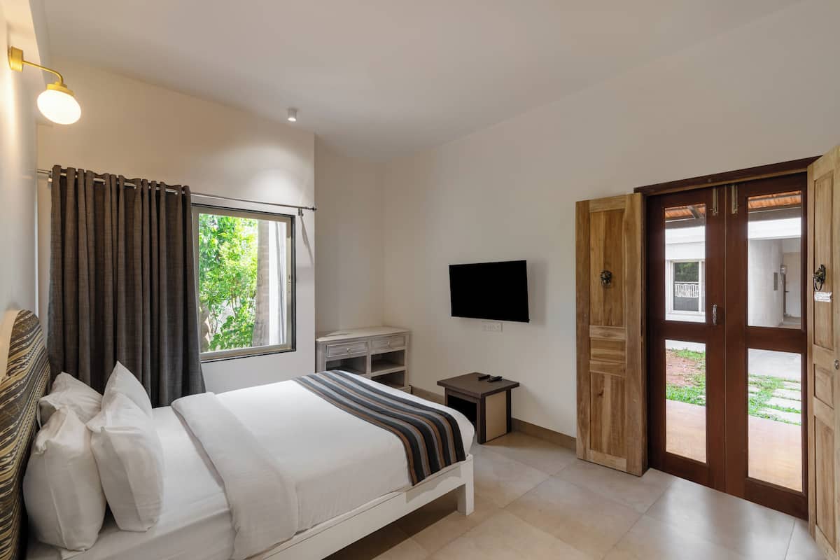 Standard Room with Sit-out | Truy cập Internet không dây miễn phí, bộ trải giường 