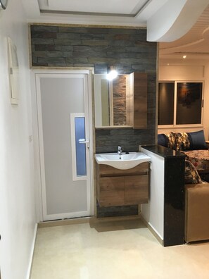 Toalhas de banho, sabonete, papel higiênico