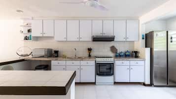 Panoramic House | Private kitchen | Full-sized fridge, microwave, oven, coffee/tea maker