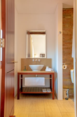 Deluxe-Doppelzimmer | Badezimmer | Dusche, Hydromassagedusche, kostenlose Toilettenartikel, Handtücher