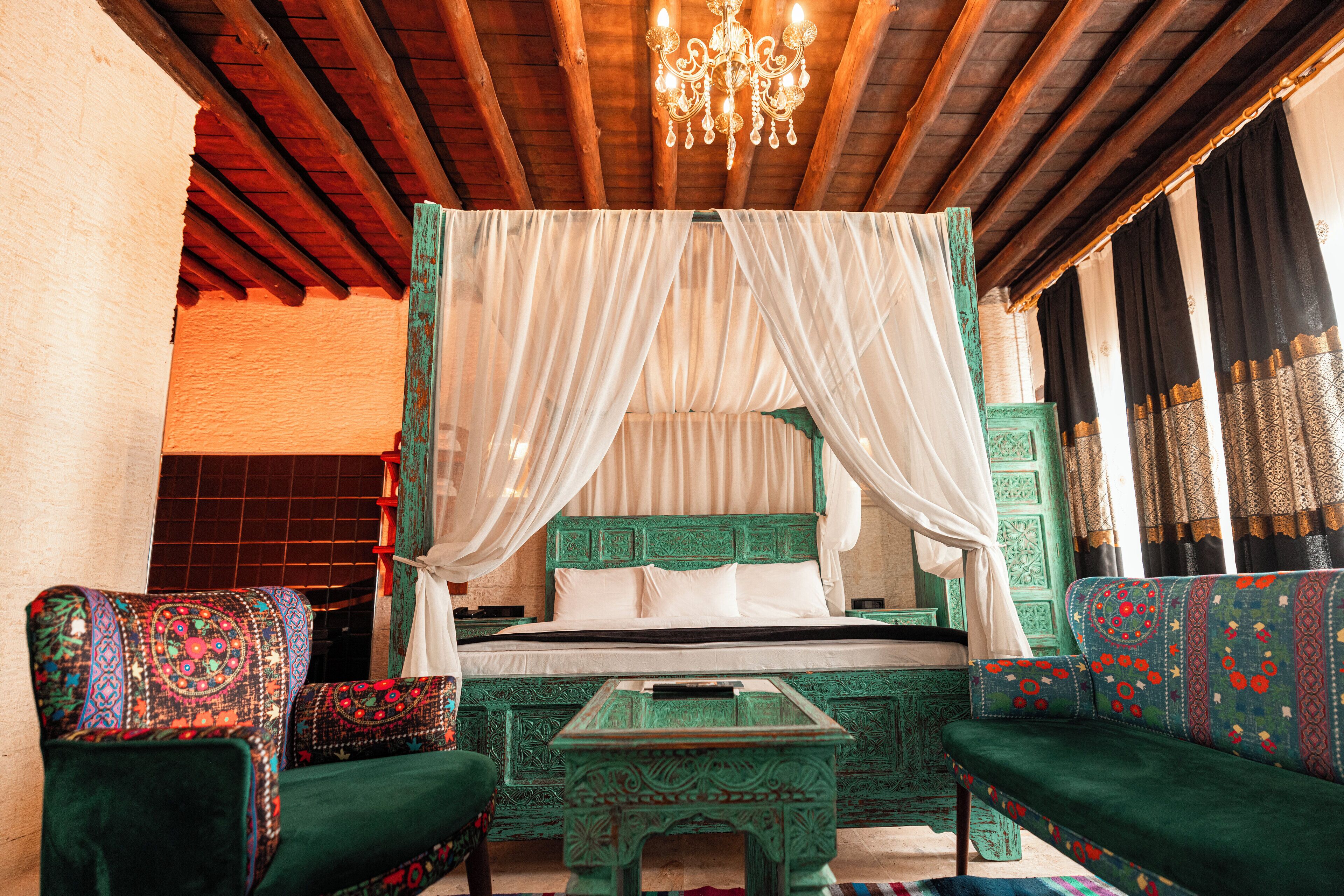 设计开间套房 | 埃及棉床单、高档床上用品、客房内保险箱、办公桌