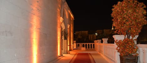Vista frontal de la propiedad