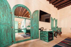 设计开间套房 | 埃及棉床单、高档床上用品、客房内保险箱、办公桌