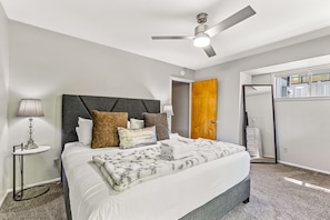 5 habitaciones, escritorio y tabla de planchar con plancha