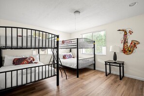 5 Schlafzimmer, Schreibtisch, Bügeleisen/Bügelbrett, Reisekinderbett