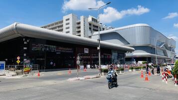 Un edifici modern amb façana corbada, una estació MAX i una parada d'autobusos.