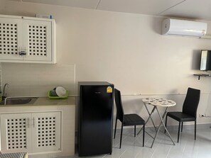 Studio 1 king bed standard | In-room business center - Muangthong C3, C4 near Impact by Anna (Pak Kret)