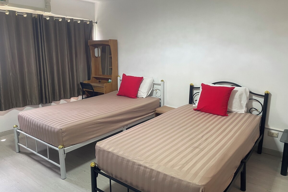 Studio Twin bed (5th Floor) | Sengetøy av topp kvalitet, skrivebord og skrivebord for bærbar PC