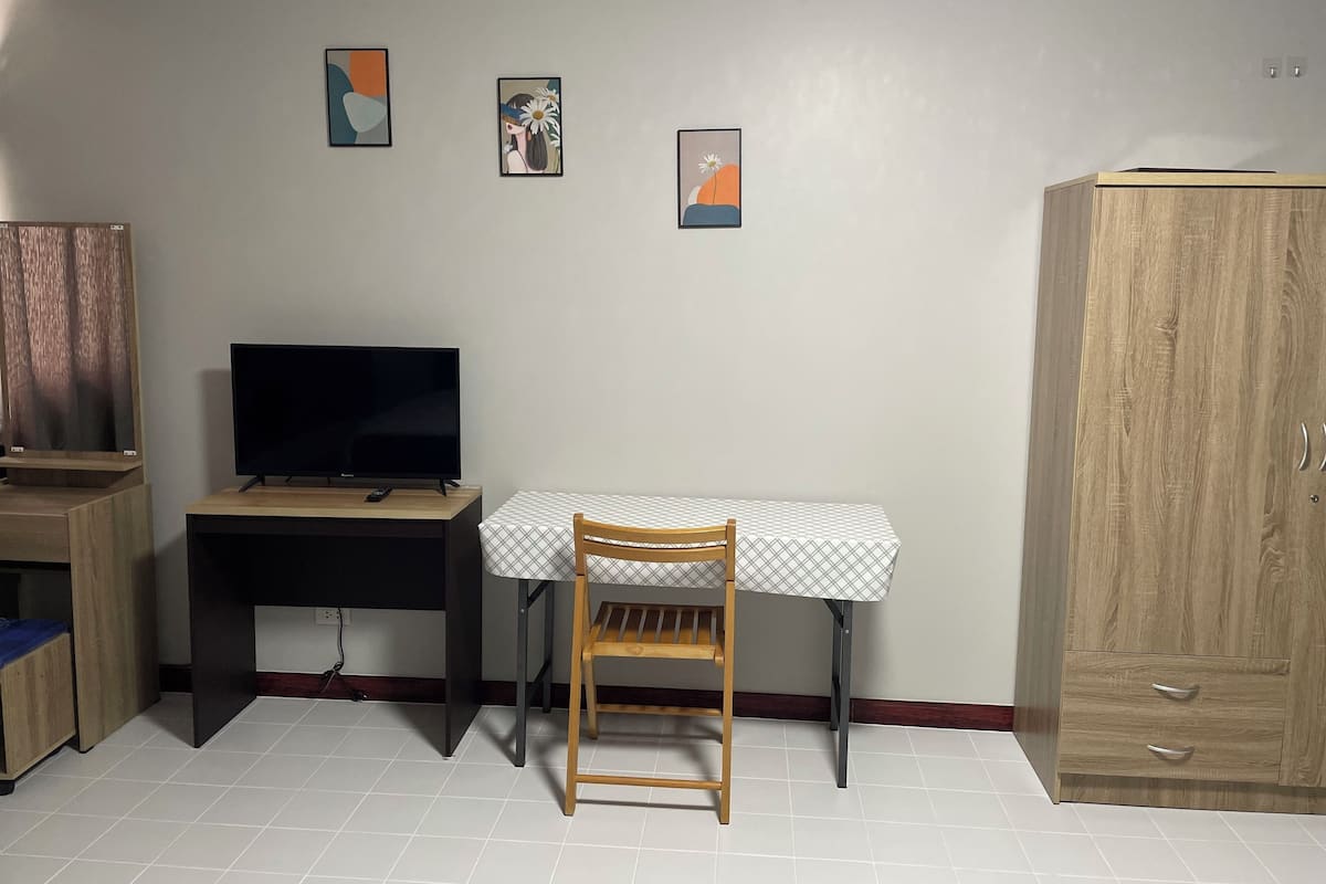Studio 1 king bed standard | Área de sala de estar | Televisión de 32 pulgadas con canales digitales