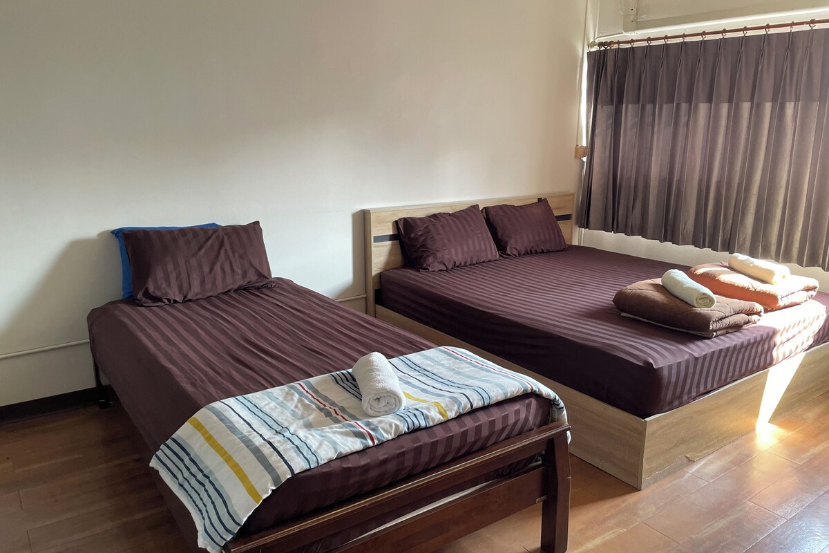 Triple Room Standard (8th Floor) | Sengetøy av topp kvalitet, skrivebord og skrivebord for bærbar PC