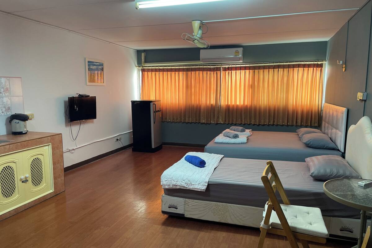 Triple Room Standard | 高級寢具、書桌、筆電工作空間、遮光布/窗簾