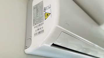 Eine an der Wand befestigte Klimaanlage mit Etikett und Barcode.