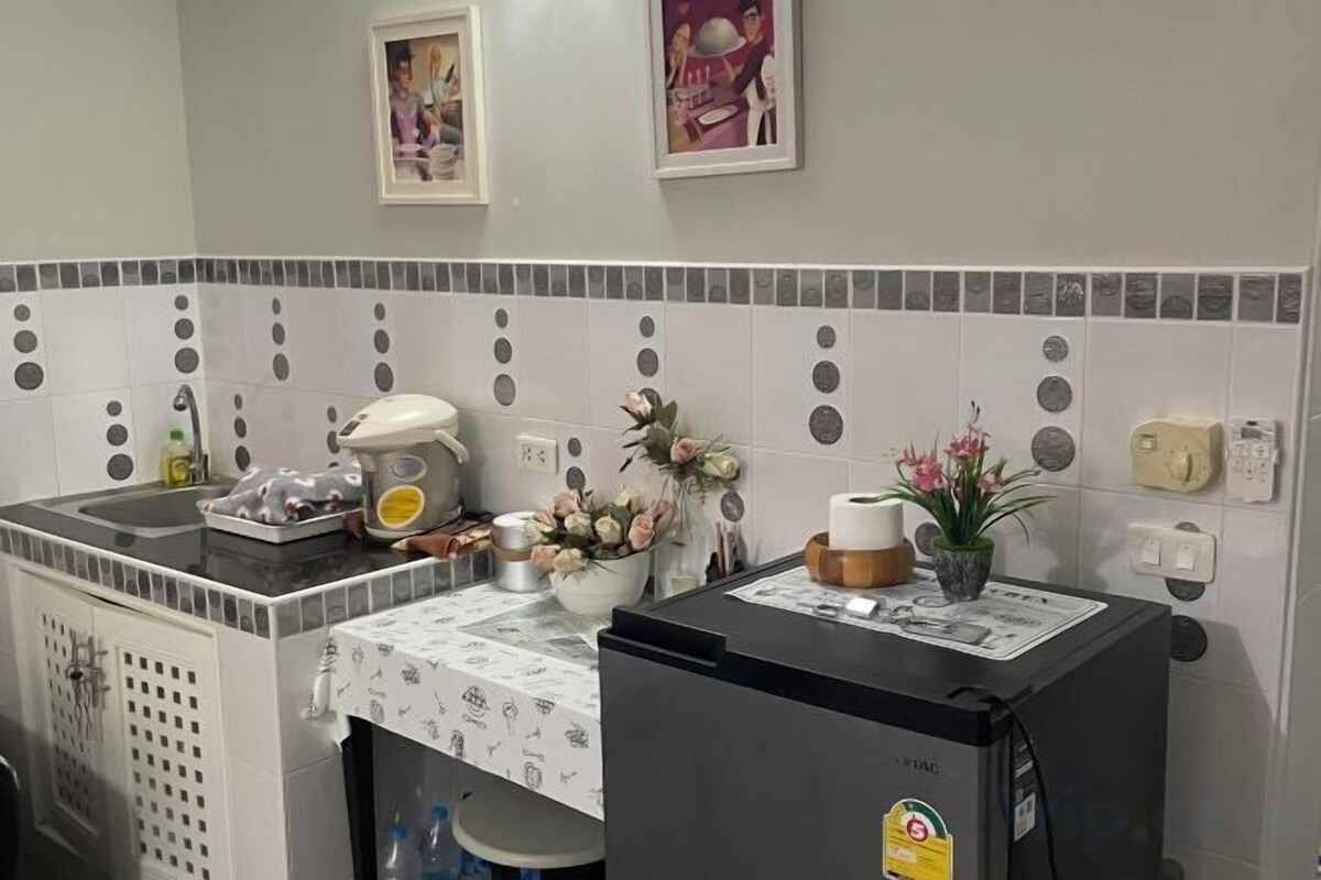 Private kitchen | Fridge, electric kettle, cleaning supplies, paper towels