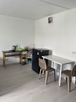 Studio Twin bed | Premium bedding, desk, laptop workspace, blackout drapes - Muangthong C3, C4 near Impact by Anna (Pak Kret)