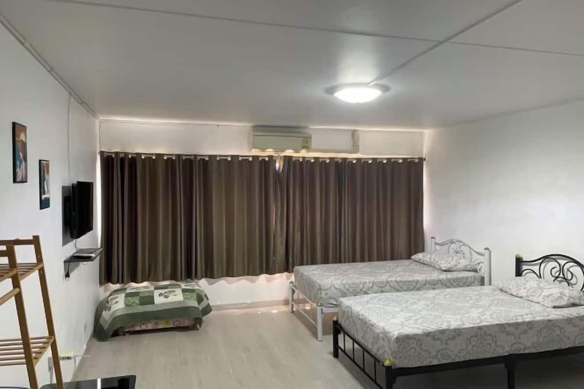 1 bedroom, premium bedding, desk, laptop workspace