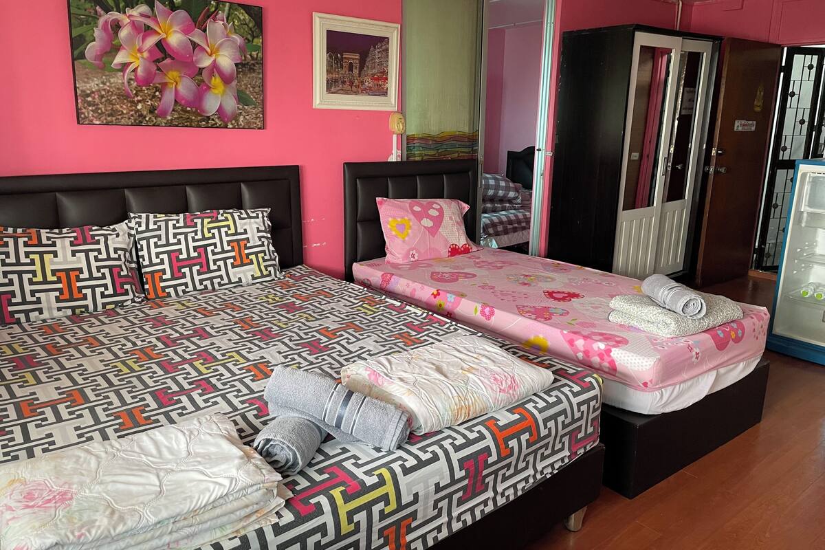 One bedroom twin bed | 高級寢具、書桌、筆電工作空間、遮光布/窗簾