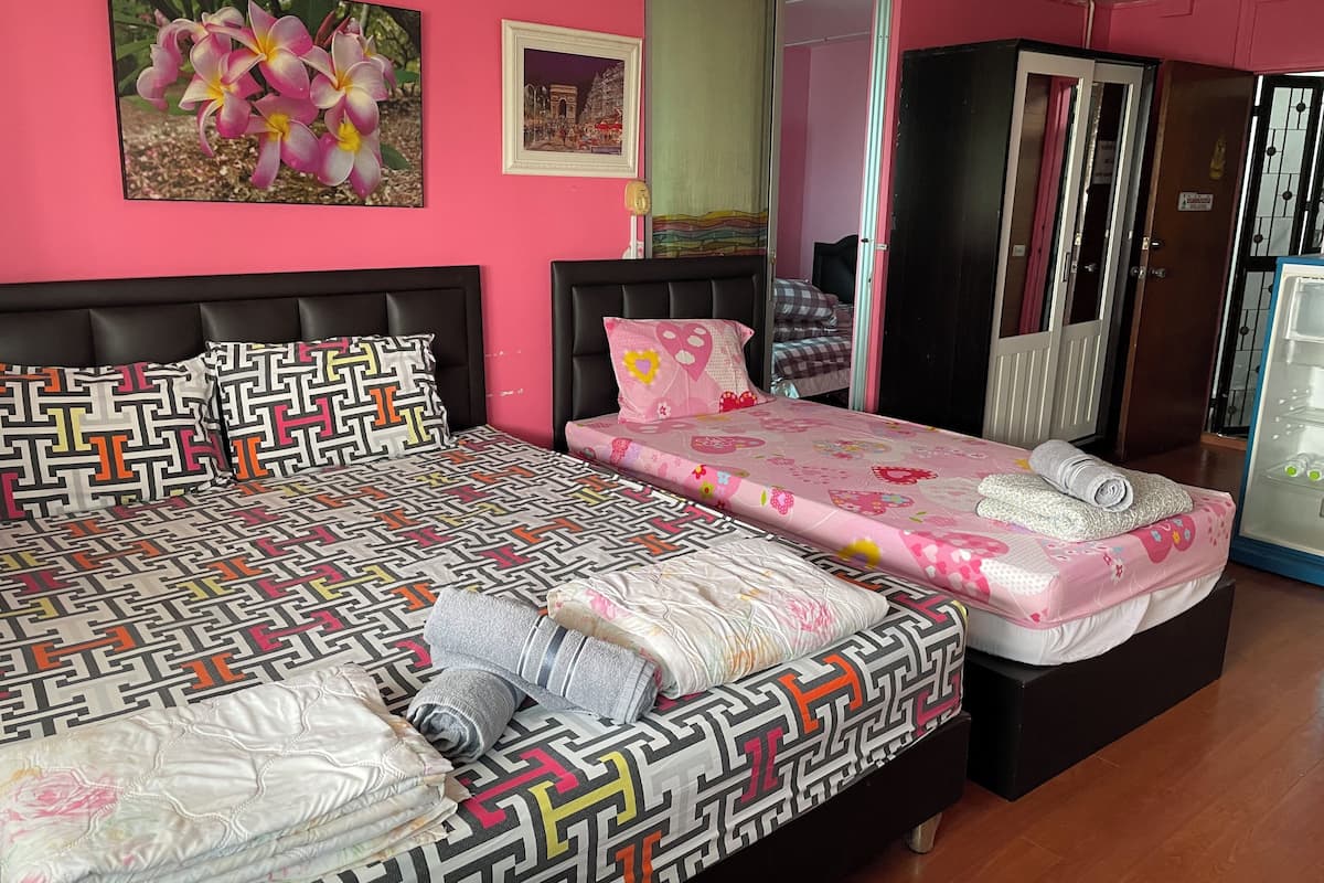 One bedroom twin bed | 1 habitación, ropa de cama de alta calidad y escritorio