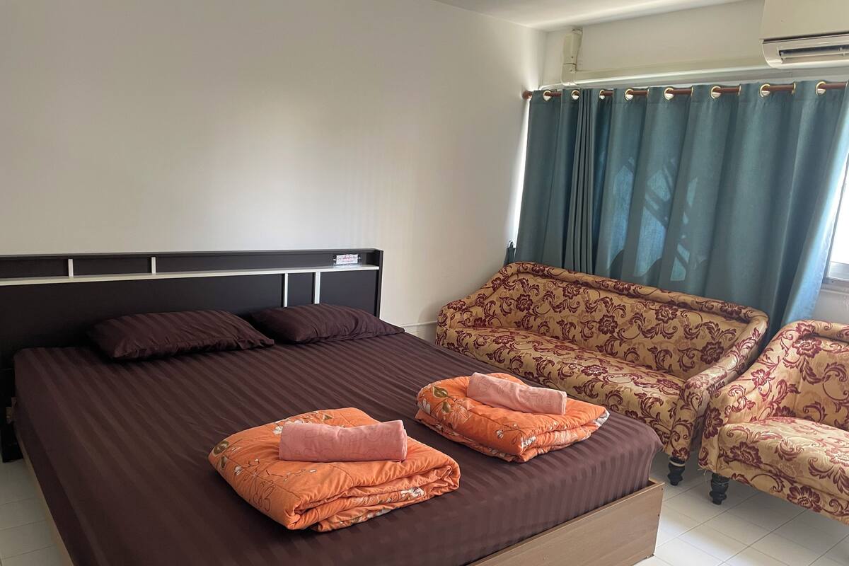 One bedroom king bed | 高級寢具、書桌、筆電工作空間、遮光布/窗簾