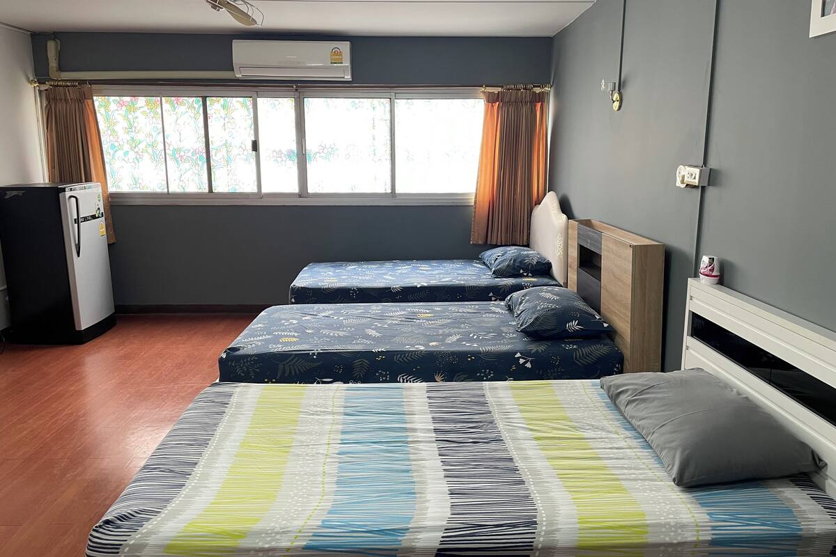 4 Single Beds Room | 高級寢具、書桌、筆電工作空間、遮光布/窗簾