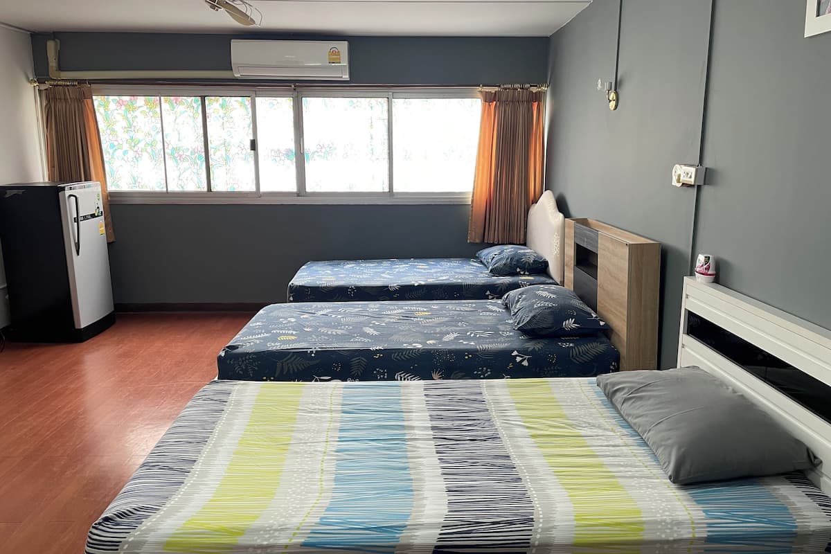 4 Single Beds Room | 1 habitación, ropa de cama de alta calidad y escritorio