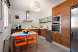 Microwave, oven, dishwasher, toaster - Alcúdia Retreat: Pool, Terraces & Memorable Stay (Alcúdia)