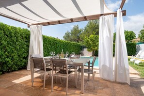Outdoor dining - Alcúdia Retreat: Pool, Terraces & Memorable Stay (Alcúdia)