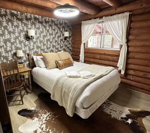 3 bedrooms, iron/ironing board, travel cot, WiFi - Pinetop Log Cabin w/ Fire Pit, Near Trails! (Pinetop-Lakeside)