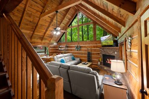 Una Smart TV, una chimenea, libros, un reproductor estéreo