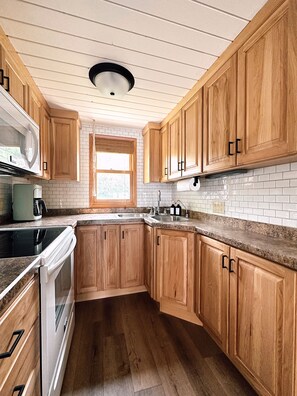 Fridge, microwave, oven, stovetop - The Darling Cabin, 60's Charm + Modern Flair (Alexandria)