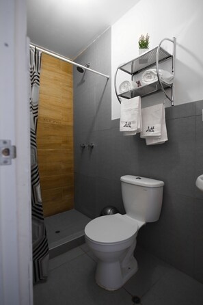 Shower, towels - Casona Tordo (Cusco)