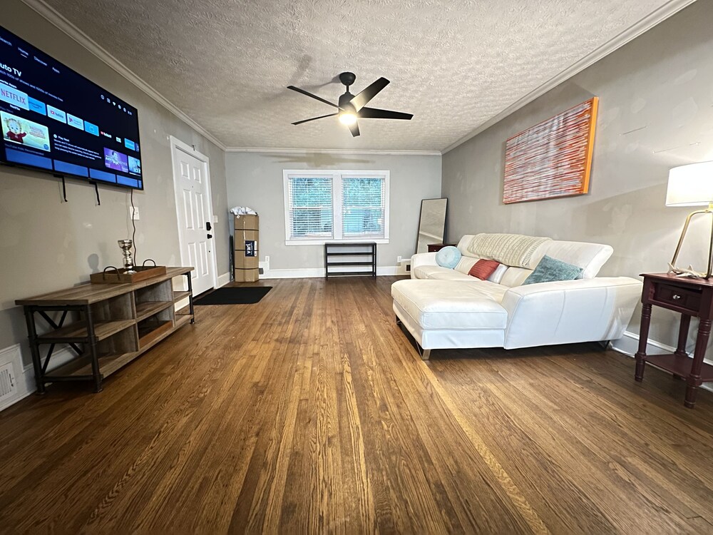 KING bed! Quiet & Cozy, Updated, Patio porch & fenced yard for pups