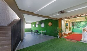 Dining - Treebo Prince Plaza (Ahmedabad)