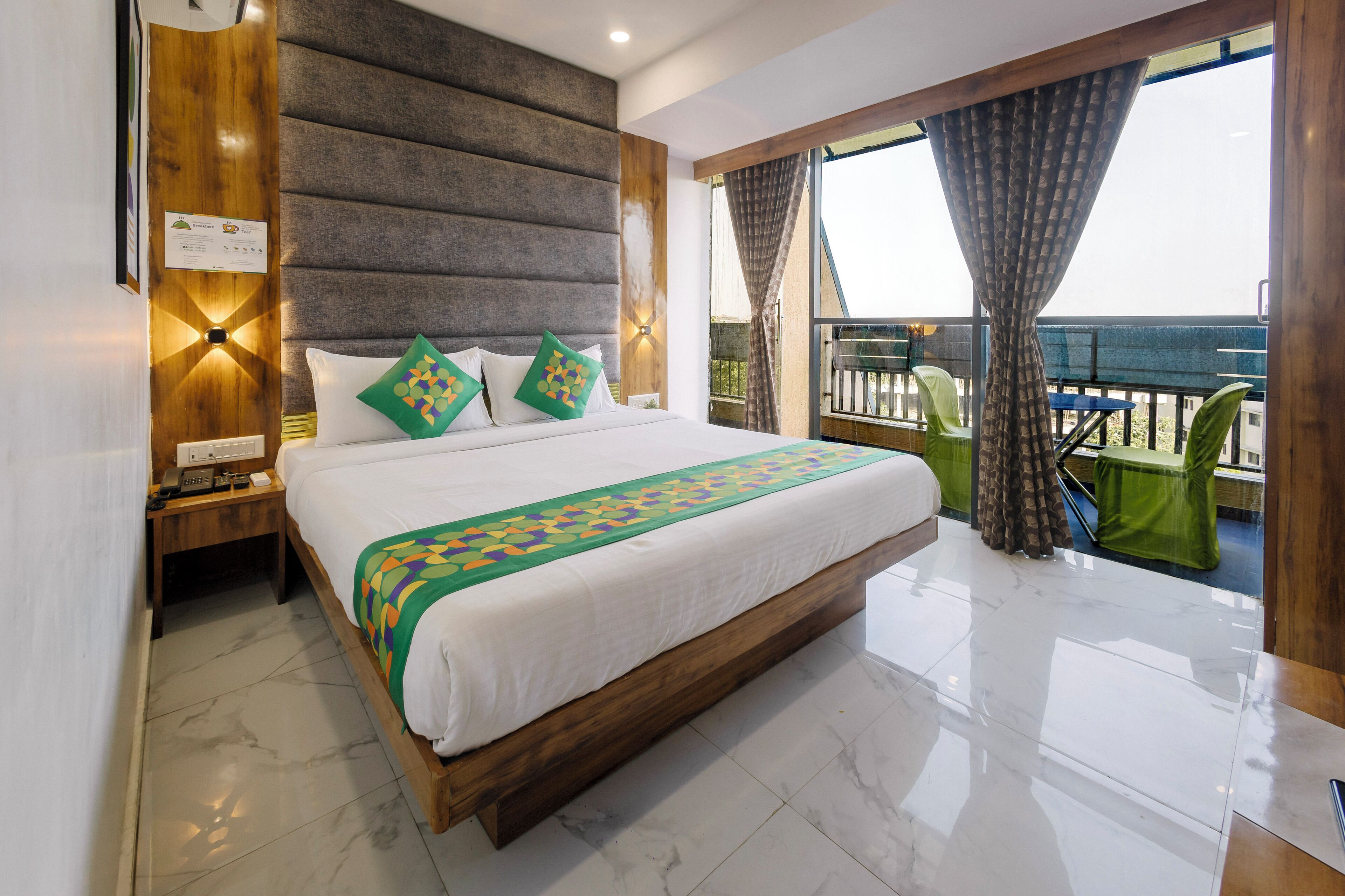 Deluxe Double Room | Desk