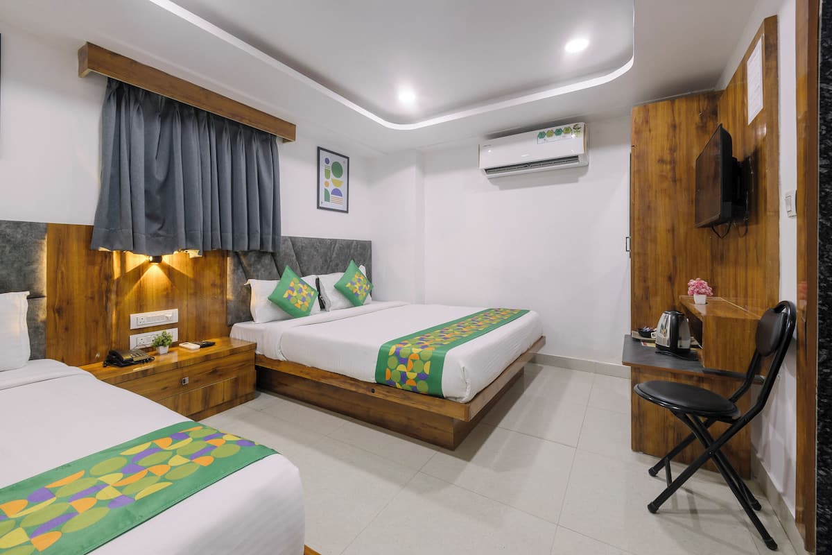 Premier Double Room | Desk