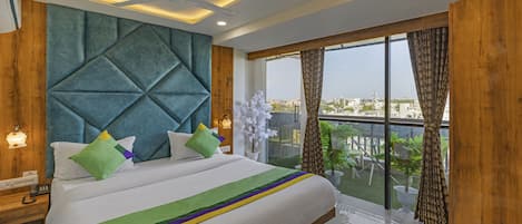 Standard Double Room | Desk