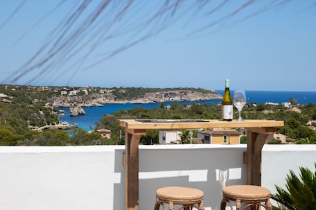 2 bars/lounges. Hostal Cala Llombards